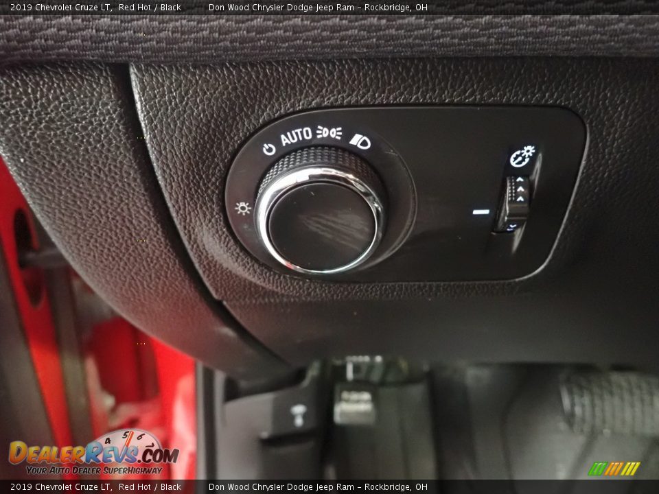 2019 Chevrolet Cruze LT Red Hot / Black Photo #14