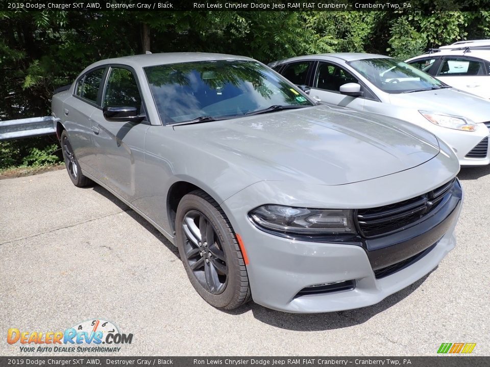 Front 3/4 View of 2019 Dodge Charger SXT AWD Photo #3