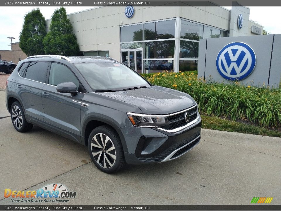 Front 3/4 View of 2022 Volkswagen Taos SE Photo #1