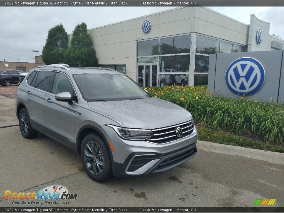 Front 3/4 View of 2022 Volkswagen Tiguan SE 4Motion Photo #1