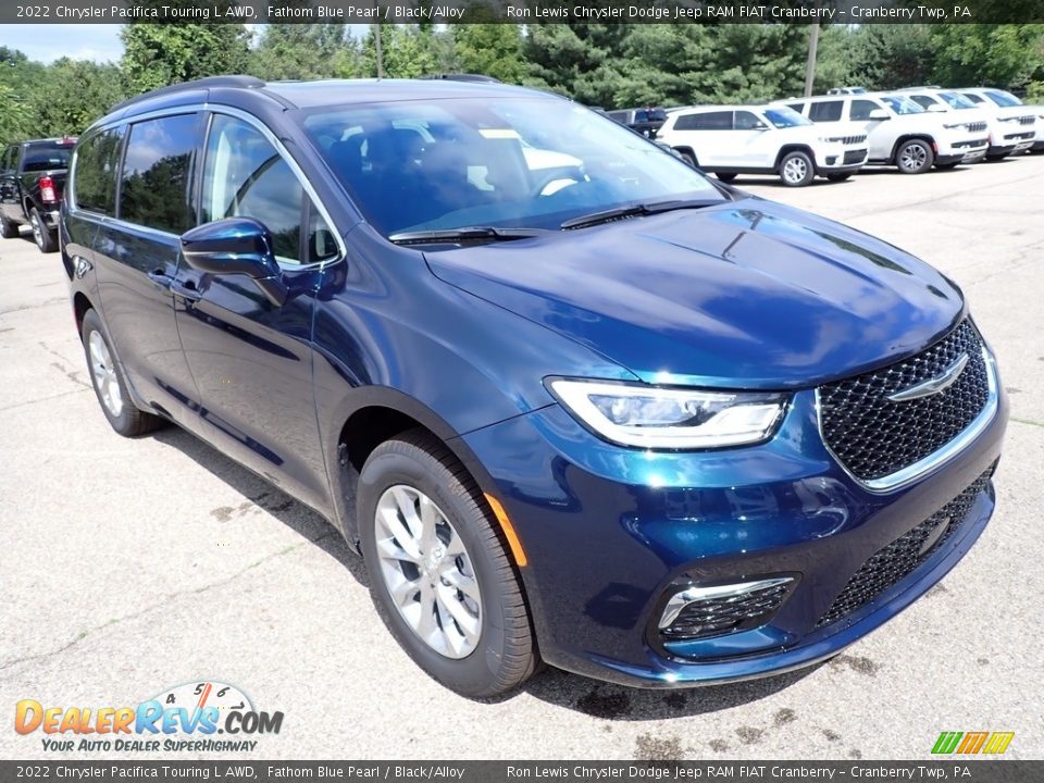 Front 3/4 View of 2022 Chrysler Pacifica Touring L AWD Photo #7