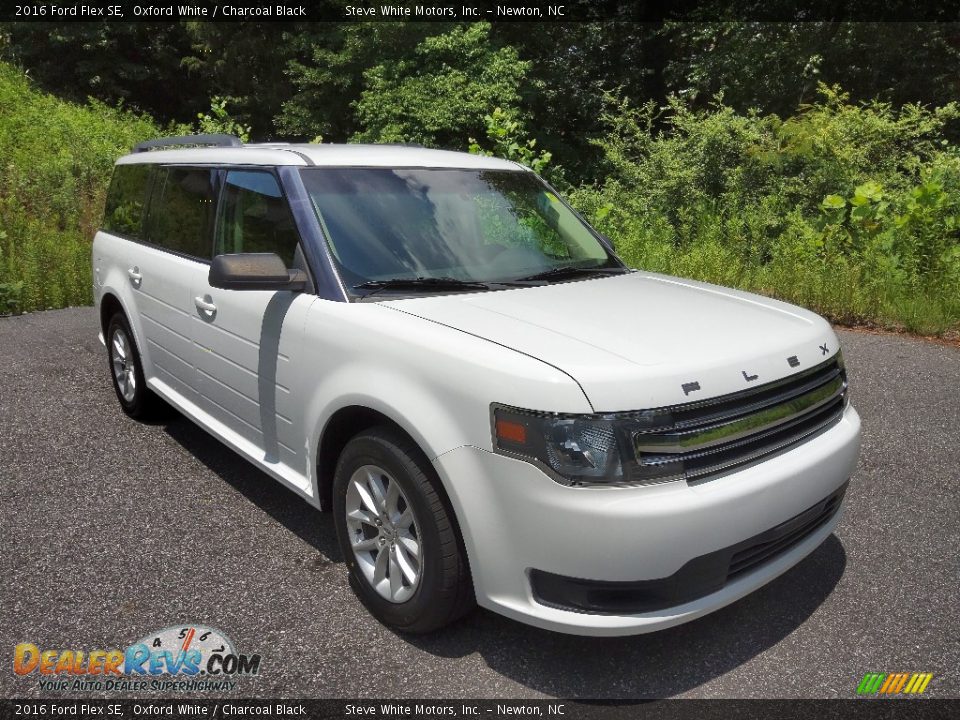 Front 3/4 View of 2016 Ford Flex SE Photo #4