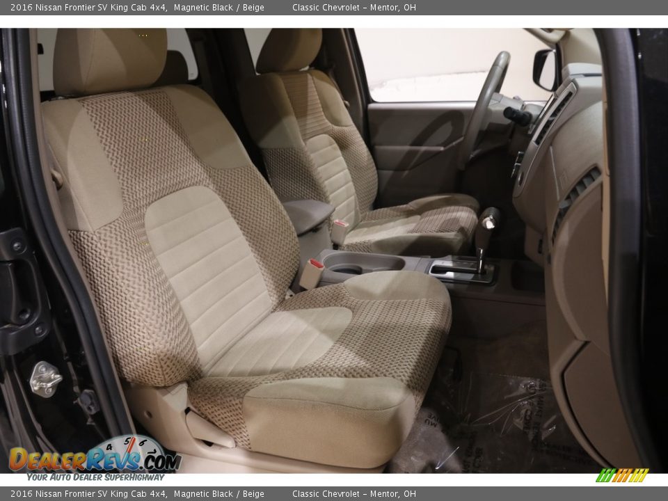 2016 Nissan Frontier SV King Cab 4x4 Magnetic Black / Beige Photo #14