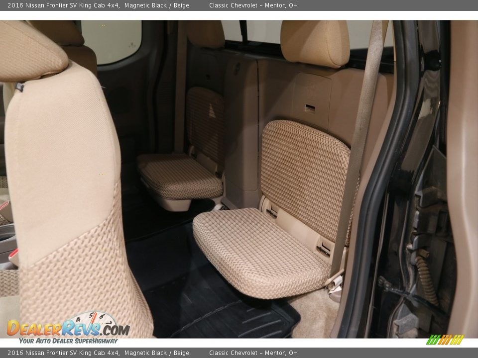 2016 Nissan Frontier SV King Cab 4x4 Magnetic Black / Beige Photo #16