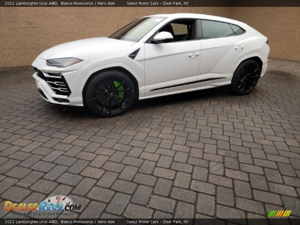 Front 3/4 View of 2022 Lamborghini Urus AWD Photo #1