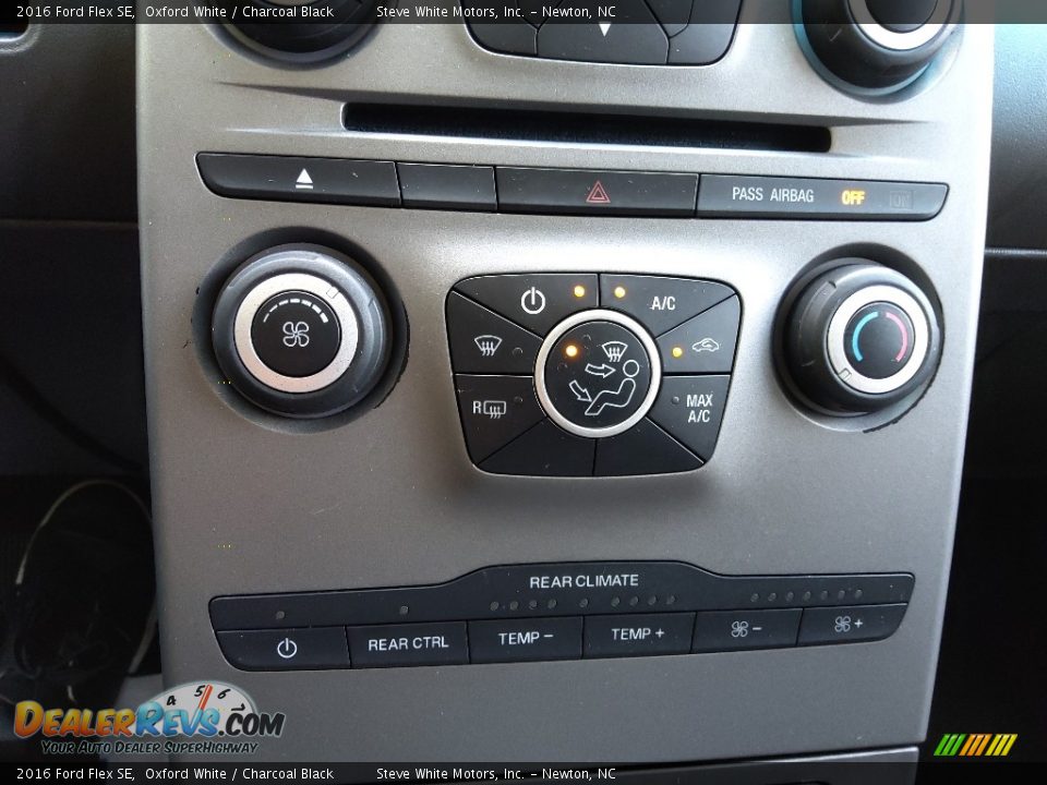 Controls of 2016 Ford Flex SE Photo #25