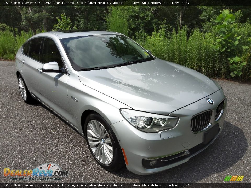 Front 3/4 View of 2017 BMW 5 Series 535i xDrive Gran Turismo Photo #4