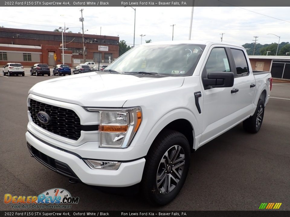 Front 3/4 View of 2022 Ford F150 STX SuperCrew 4x4 Photo #4