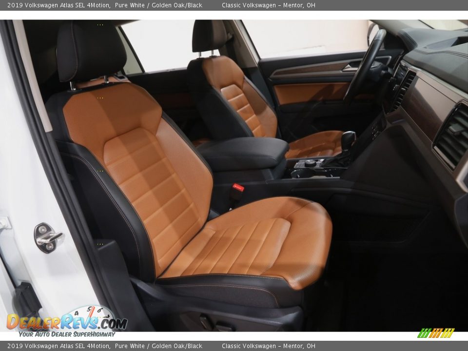 Front Seat of 2019 Volkswagen Atlas SEL 4Motion Photo #16