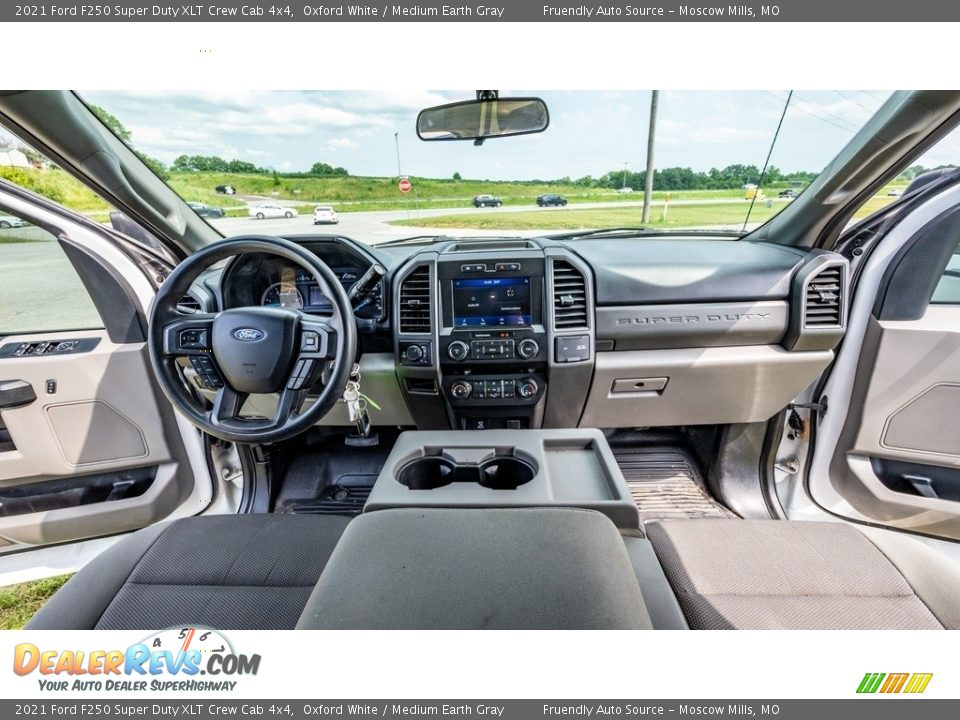 2021 Ford F250 Super Duty XLT Crew Cab 4x4 Oxford White / Medium Earth Gray Photo #26