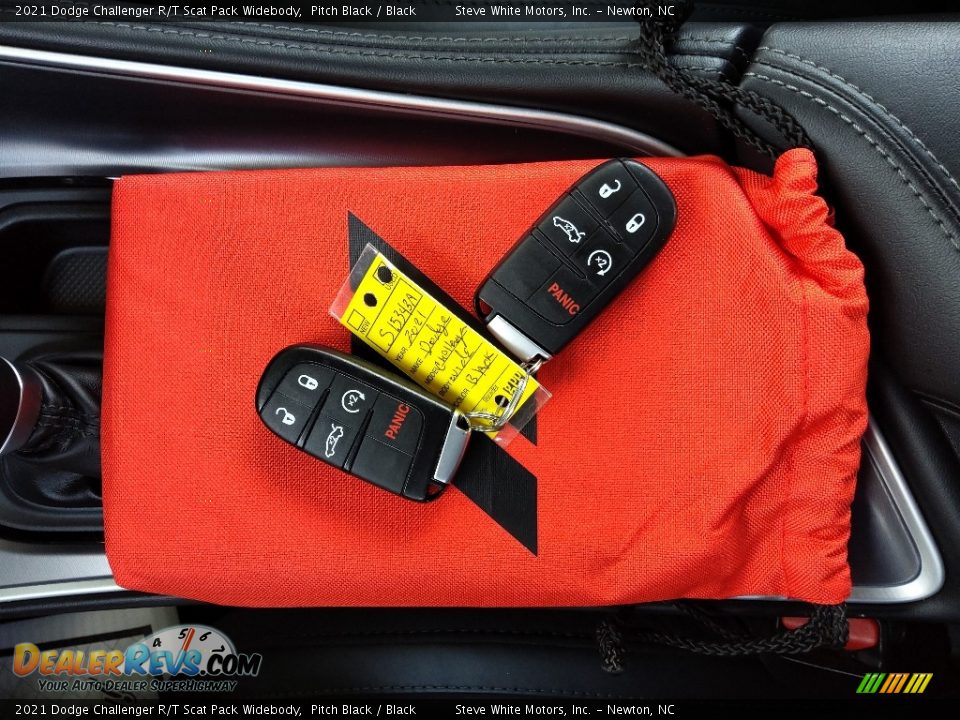 Keys of 2021 Dodge Challenger R/T Scat Pack Widebody Photo #32