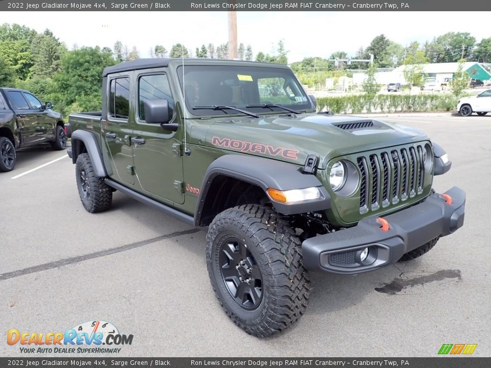 Front 3/4 View of 2022 Jeep Gladiator Mojave 4x4 Photo #7