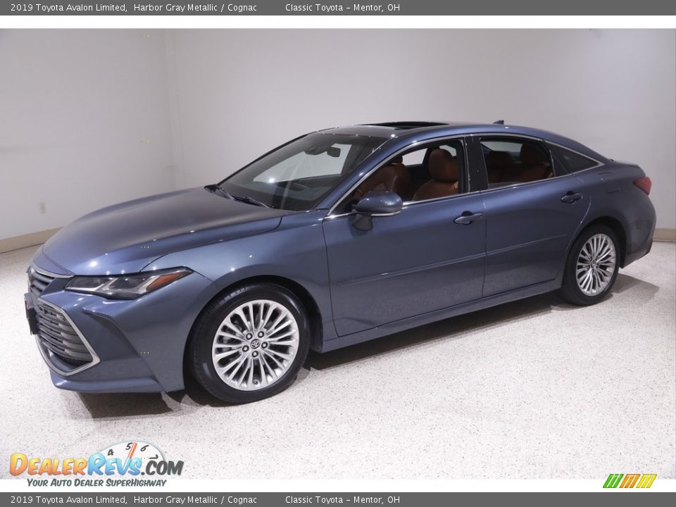 Front 3/4 View of 2019 Toyota Avalon Limited Photo #3