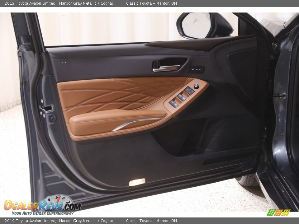 Door Panel of 2019 Toyota Avalon Limited Photo #4