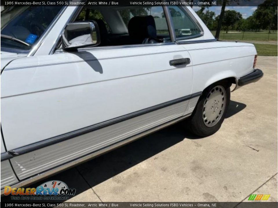 1986 Mercedes-Benz SL Class 560 SL Roadster Arctic White / Blue Photo #11