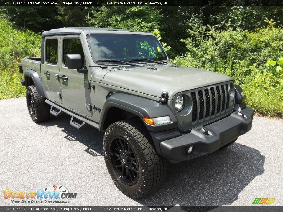 Front 3/4 View of 2020 Jeep Gladiator Sport 4x4 Photo #5