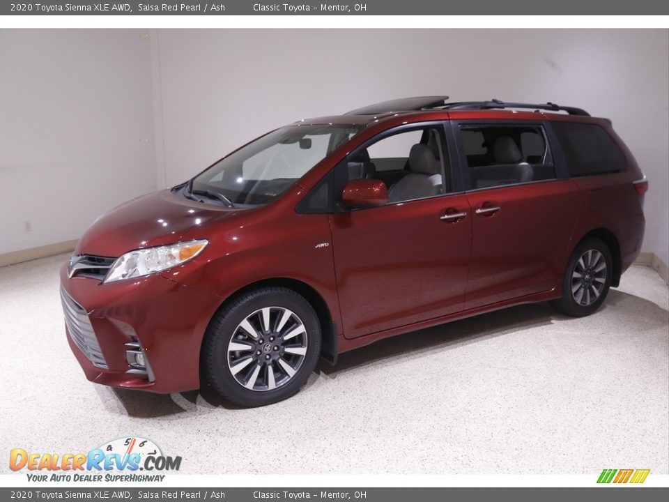 Front 3/4 View of 2020 Toyota Sienna XLE AWD Photo #3