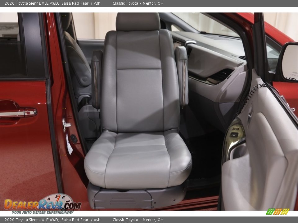 2020 Toyota Sienna XLE AWD Salsa Red Pearl / Ash Photo #17