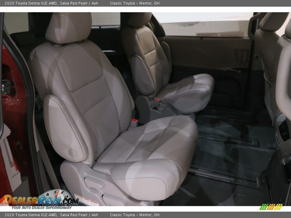 2020 Toyota Sienna XLE AWD Salsa Red Pearl / Ash Photo #18