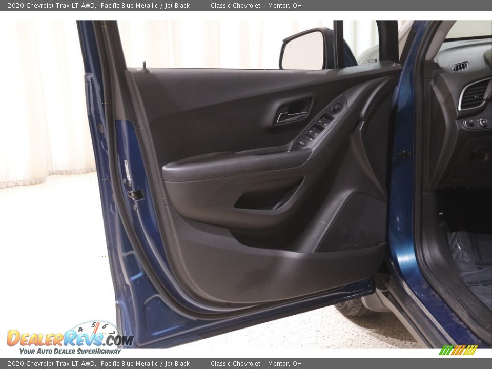 Door Panel of 2020 Chevrolet Trax LT AWD Photo #4