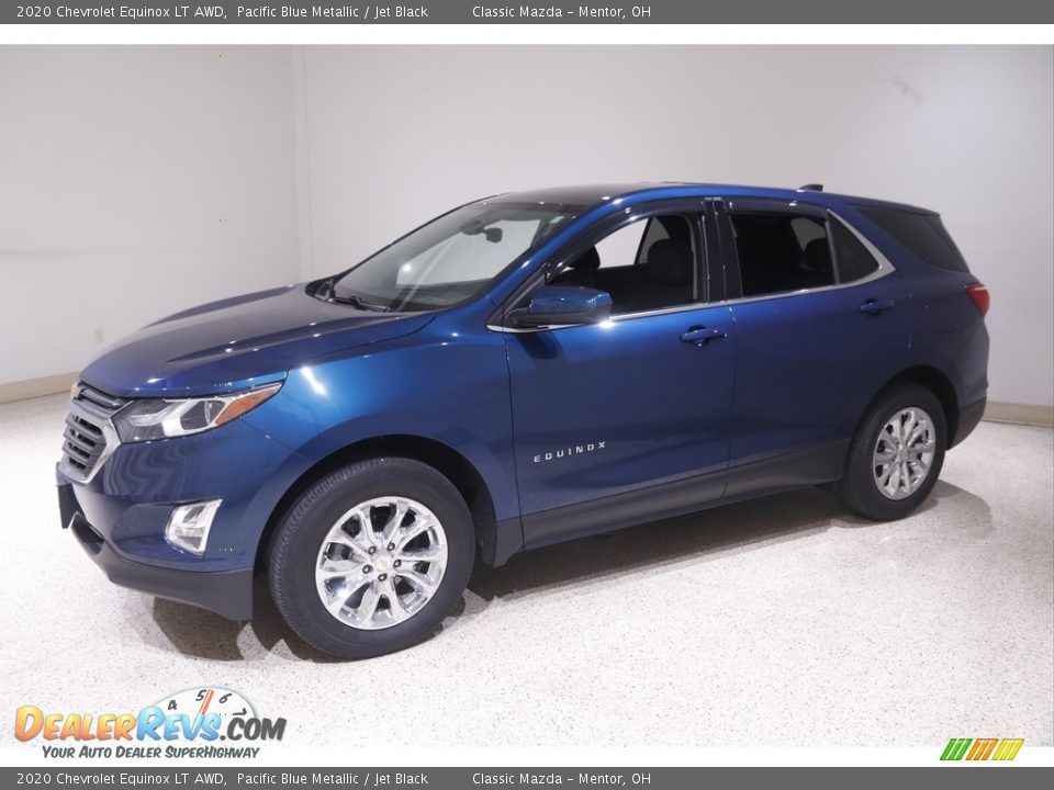 Front 3/4 View of 2020 Chevrolet Equinox LT AWD Photo #3