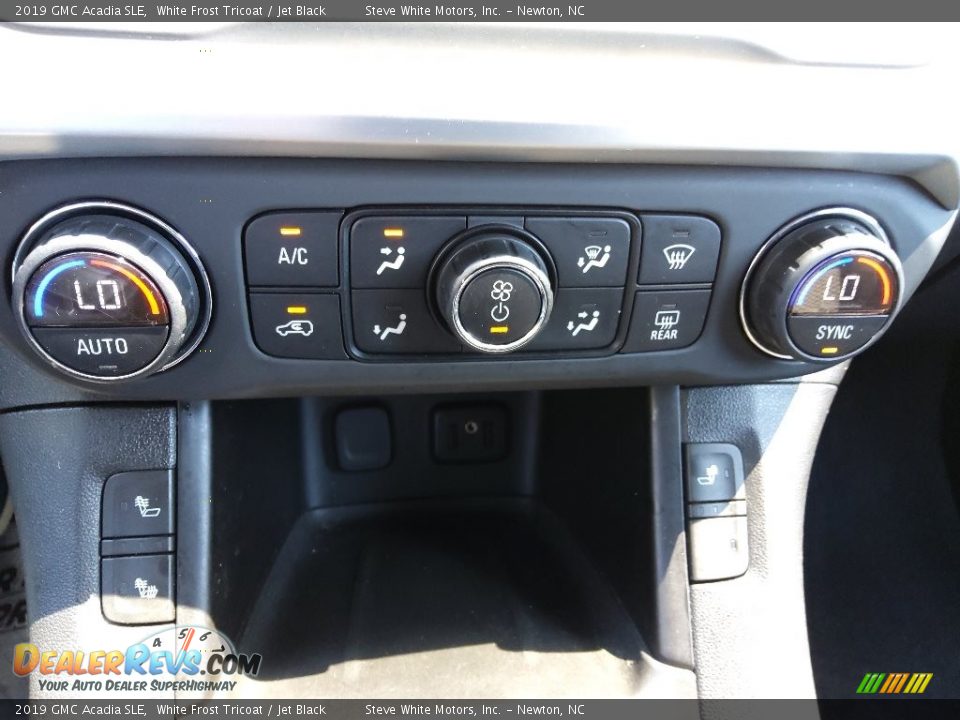 Controls of 2019 GMC Acadia SLE Photo #25