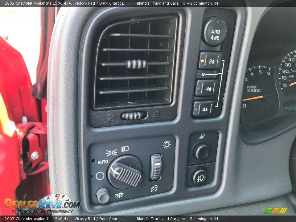 2003 Chevrolet Avalanche 1500 4x4 Victory Red / Dark Charcoal Photo #14