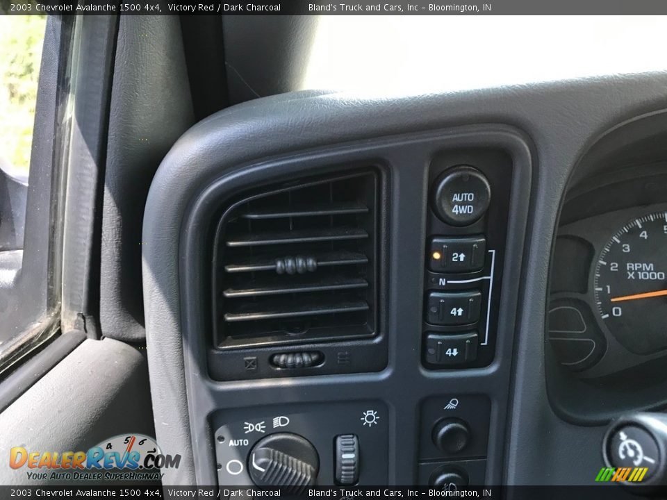 2003 Chevrolet Avalanche 1500 4x4 Victory Red / Dark Charcoal Photo #21