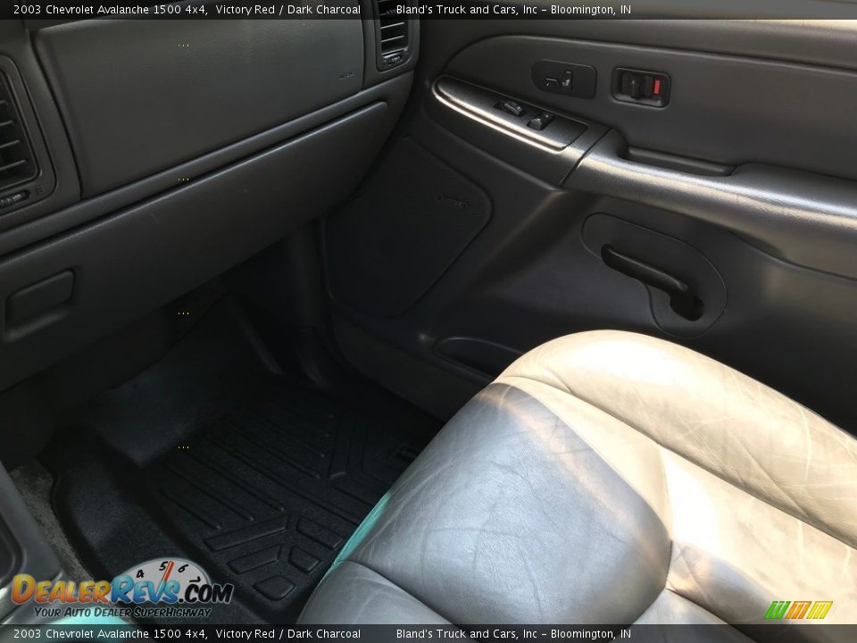 2003 Chevrolet Avalanche 1500 4x4 Victory Red / Dark Charcoal Photo #29