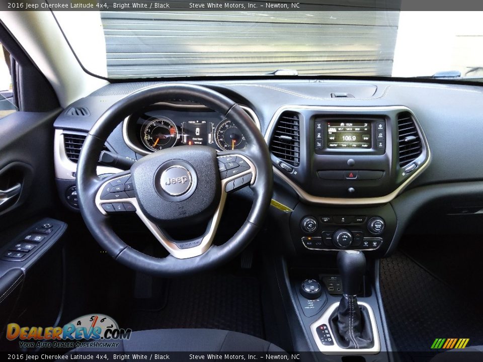 2016 Jeep Cherokee Latitude 4x4 Bright White / Black Photo #17