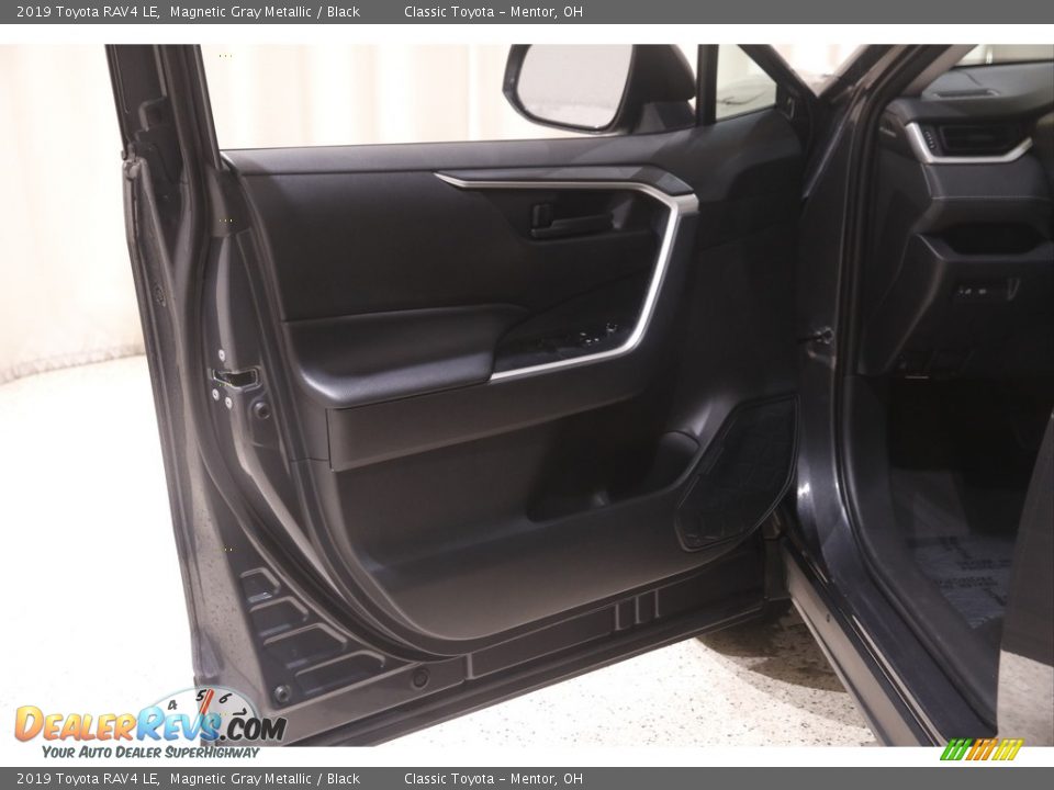 2019 Toyota RAV4 LE Magnetic Gray Metallic / Black Photo #4