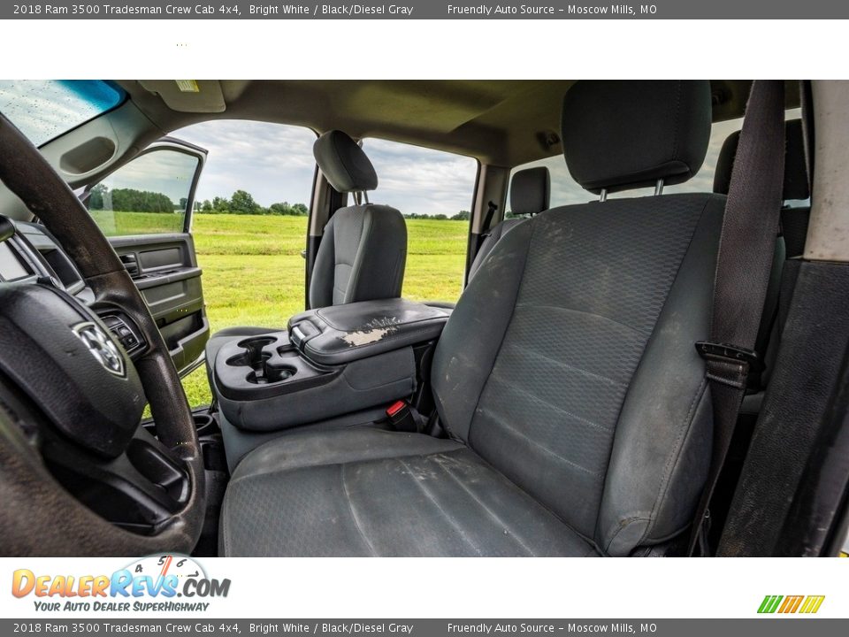 2018 Ram 3500 Tradesman Crew Cab 4x4 Bright White / Black/Diesel Gray Photo #17