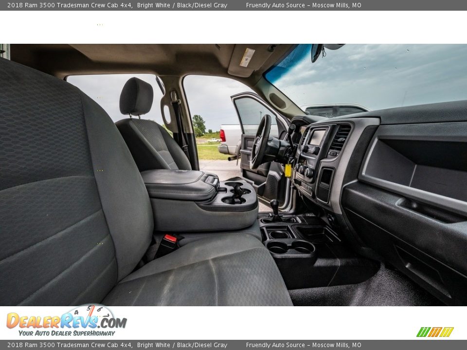 2018 Ram 3500 Tradesman Crew Cab 4x4 Bright White / Black/Diesel Gray Photo #25