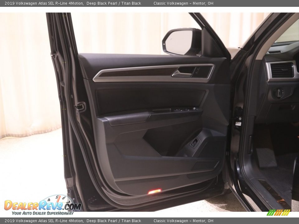2019 Volkswagen Atlas SEL R-Line 4Motion Deep Black Pearl / Titan Black Photo #4