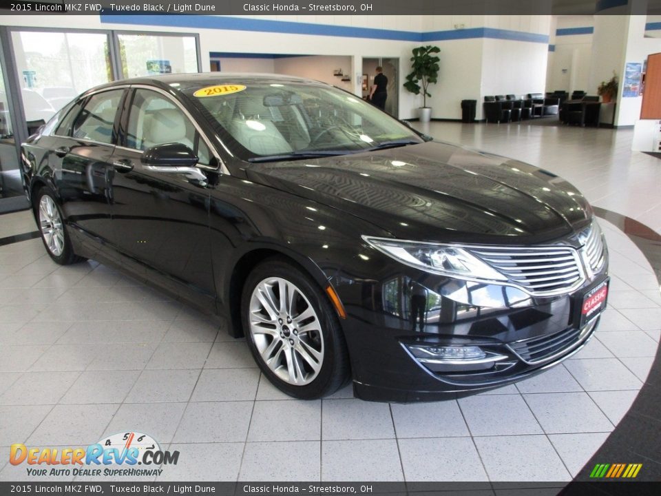 Front 3/4 View of 2015 Lincoln MKZ FWD Photo #3