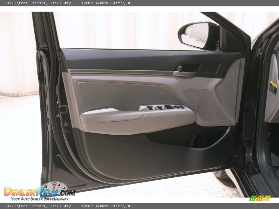 2017 Hyundai Elantra SE Black / Gray Photo #4