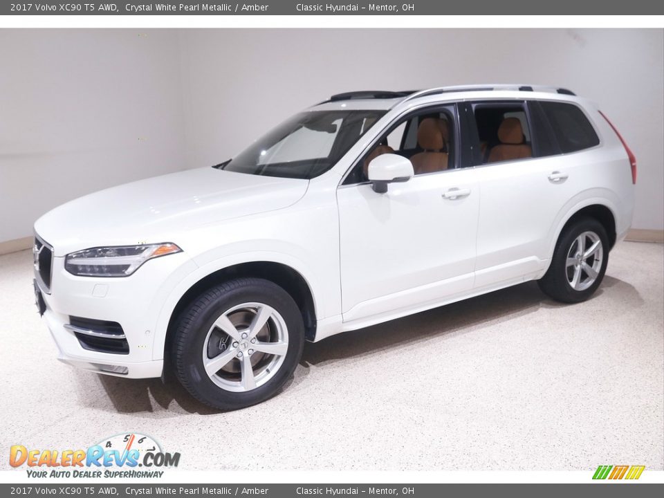 Front 3/4 View of 2017 Volvo XC90 T5 AWD Photo #3