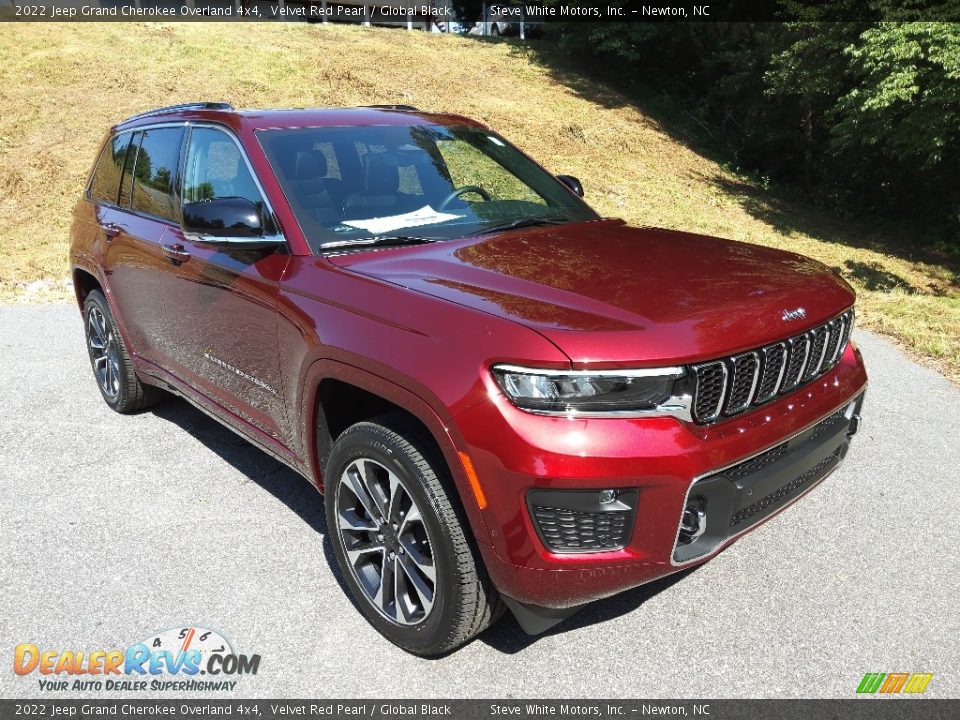 Front 3/4 View of 2022 Jeep Grand Cherokee Overland 4x4 Photo #4