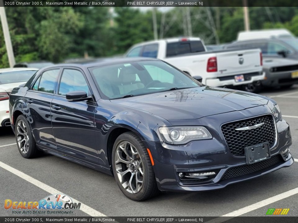 Front 3/4 View of 2018 Chrysler 300 S Photo #3