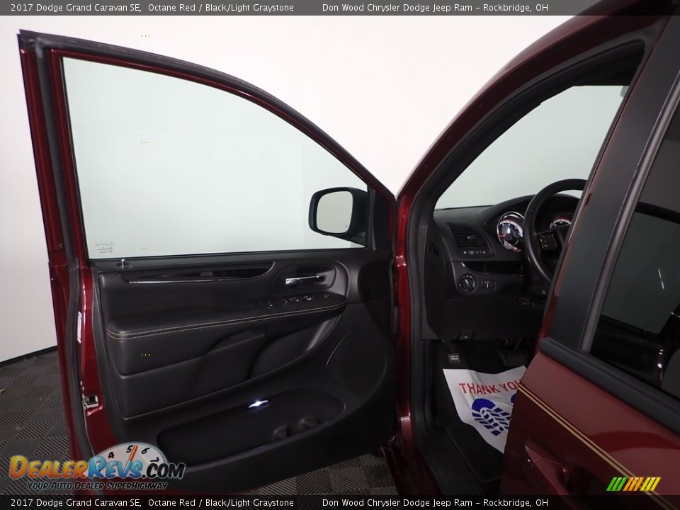 2017 Dodge Grand Caravan SE Octane Red / Black/Light Graystone Photo #9