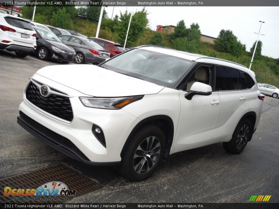 2021 Toyota Highlander XLE AWD Blizzard White Pearl / Harvest Beige Photo #5