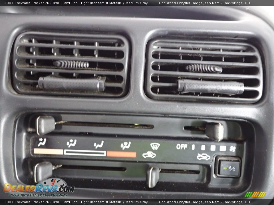 2003 Chevrolet Tracker ZR2 4WD Hard Top Light Bronzemist Metallic / Medium Gray Photo #11