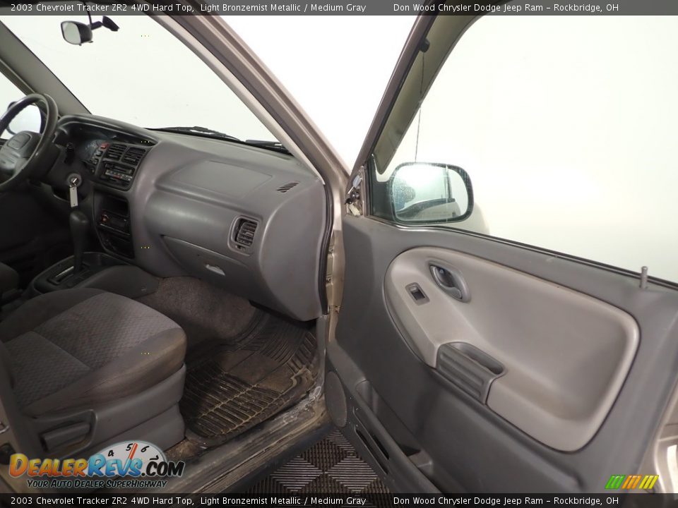 2003 Chevrolet Tracker ZR2 4WD Hard Top Light Bronzemist Metallic / Medium Gray Photo #17
