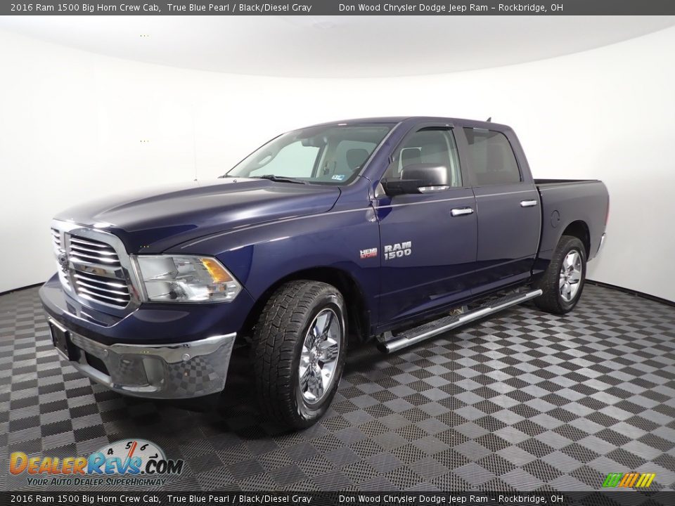 Front 3/4 View of 2016 Ram 1500 Big Horn Crew Cab Photo #8
