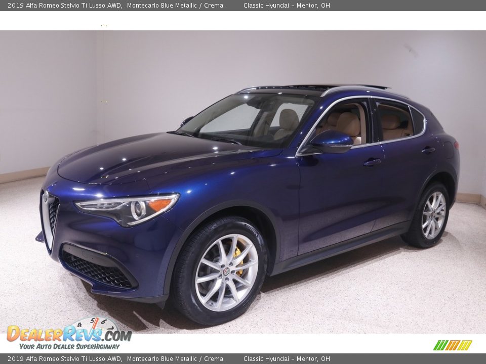 Front 3/4 View of 2019 Alfa Romeo Stelvio Ti Lusso AWD Photo #3