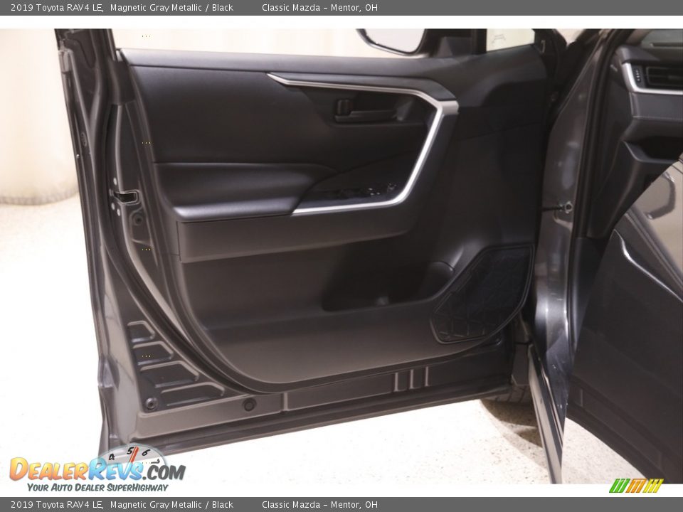 2019 Toyota RAV4 LE Magnetic Gray Metallic / Black Photo #4