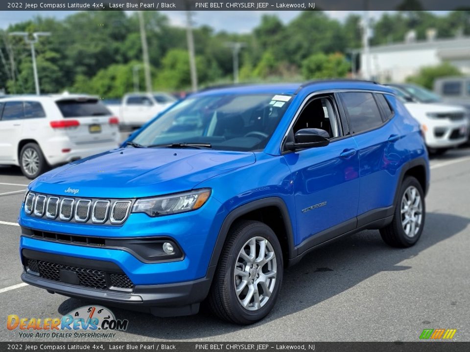 Front 3/4 View of 2022 Jeep Compass Latitude 4x4 Photo #1