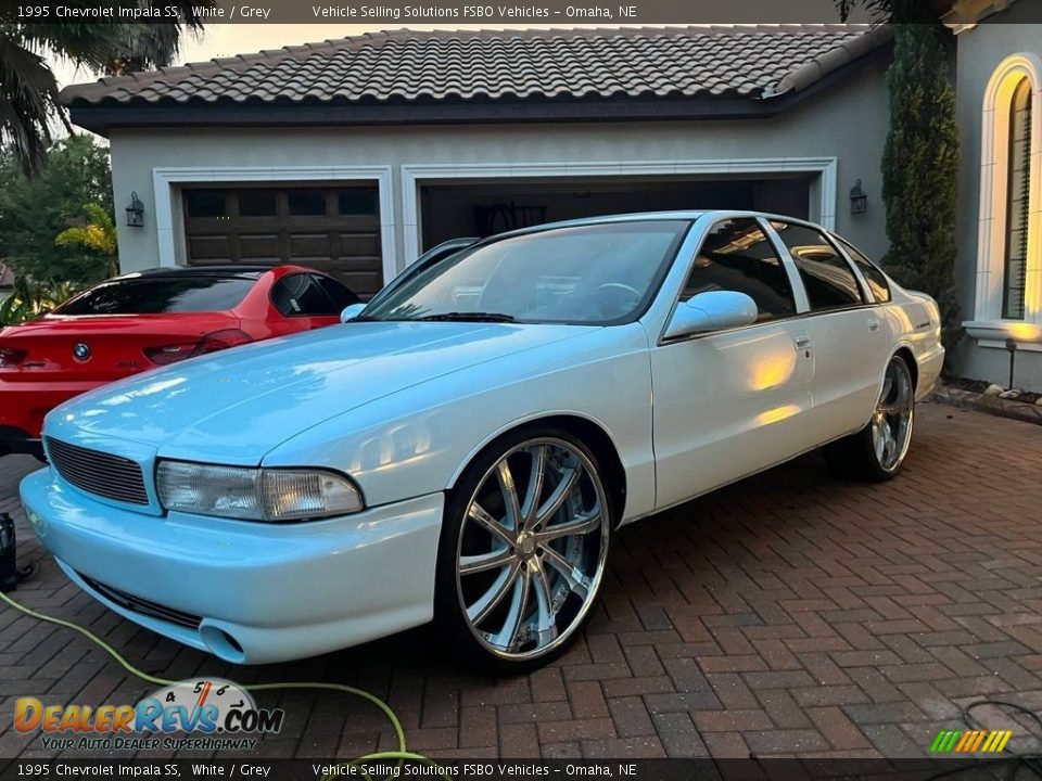 Front 3/4 View of 1995 Chevrolet Impala SS Photo #1