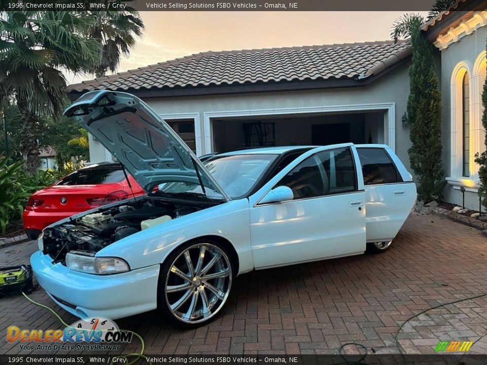 1995 Chevrolet Impala SS White / Grey Photo #2