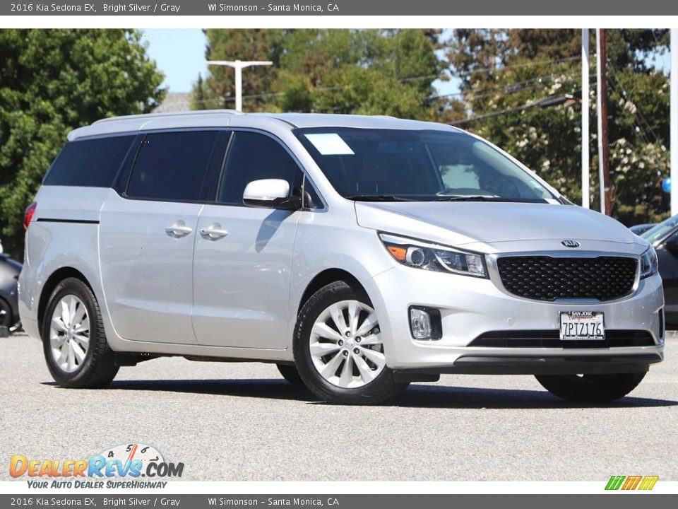 Front 3/4 View of 2016 Kia Sedona EX Photo #2